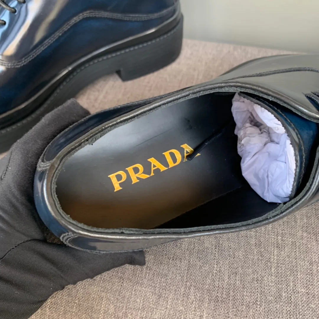 Men's shoes 💰860 💰Best recommendation✨PRADA Prada's top purchasing quality Imported color-brushed edge beads on the uppers Carved toe design Cowhide lining Private molded TPU outsole Non-slip, wear-resistant and elastic Fashionable and versatile Blue 39-44 in stock (38, 45 customized for replacement, return and exchange)